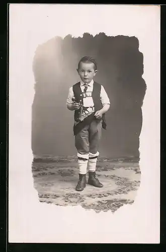 Foto-AK Kleiner Junge in Schweizer Tracht