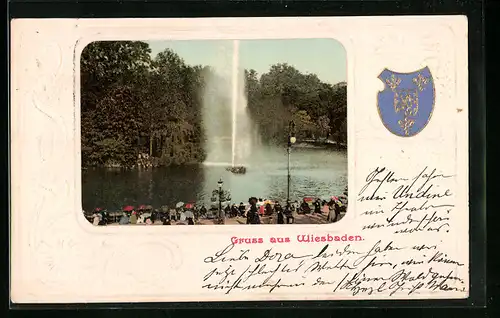 Präge-AK Wiesbaden, Promenade am Wasser mit Springbrunnen und Publikum, Wappen