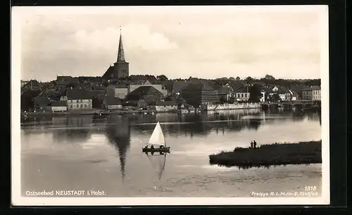 AK Neustadt i. Holst, Gesamtansicht mit Kirche, Seegelboot