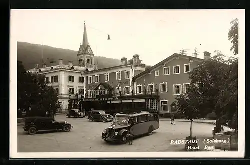 AK Radstadt, Hotel Post mit Autos