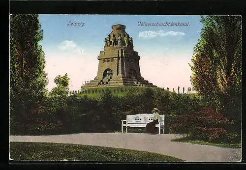 AK Leipzig, Völkerschlachtdenkmal mit Dame auf einer Bank