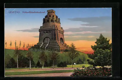 AK Leipzig, Völkerschlachtdenkmal mit Anlagen im Abendrot