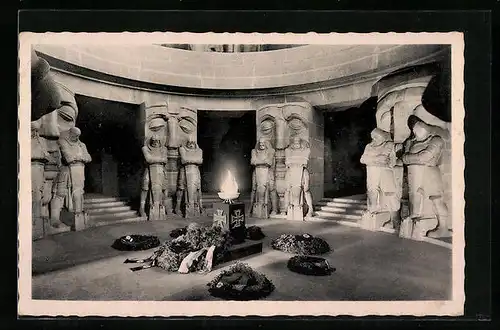 AK Leipzig, Völkerschlachtdenkmal, Innenansicht mit Flammenschale und Kränzen