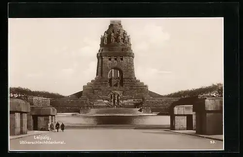 AK Leipzig, Völkerschlachtdenkmal mit Blick aufs Wasserbecken