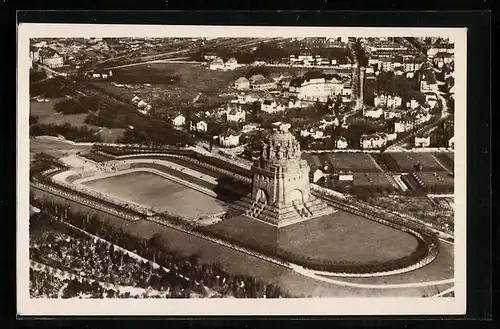 AK Leipzig, Völkerschlachtdenkmal, Gesamtansicht aus der Vogelschau