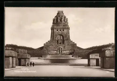 AK Leipzig, Völkerschlachtdenkmal, Frontansicht mit Besuchern