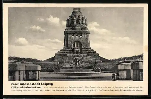 AK Leipzig, Völkerschlachtdenkmal unter bewölktem Himmel