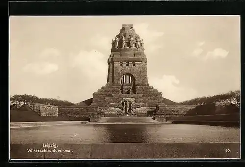 AK Leipzig, Völkerschlachtdenkmal mit Wasserbecken