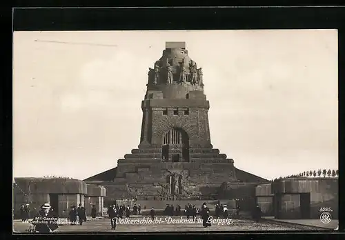 AK Leipzig, Völkerschlachtdenkmal in Frontansicht mit Besuchern