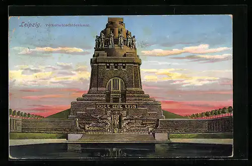 AK Leipzig, Völkerschlachtdenkmal, Frontansicht in der Abenddämmerung