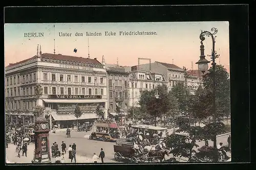 AK Berlin, Unter den Linden, Ecke Friedrichstrasse mit Pferdekutschen, Hotel und Cafe Victoria