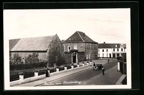 AK Bardenberg, Strassenpartie mit Häusern und ein Auto