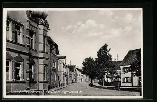 AK Schwabmünchen, Ferdinand-Wagnerstrasse mit Anwohnerin am Fenster