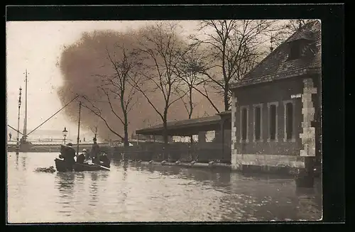 Foto-AK Köln, Hochwasser 1924, An der Grossen Neugasse mit Boot