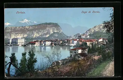 AK Torbole /Lago di Garda, Ortsansicht mit Bergen