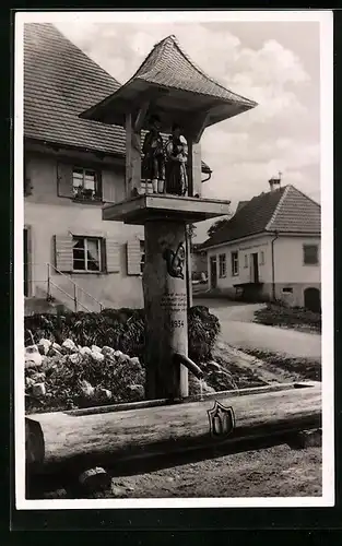 AK Rötenbach / Schwarzwald, geschnitzer Holzbrunnen