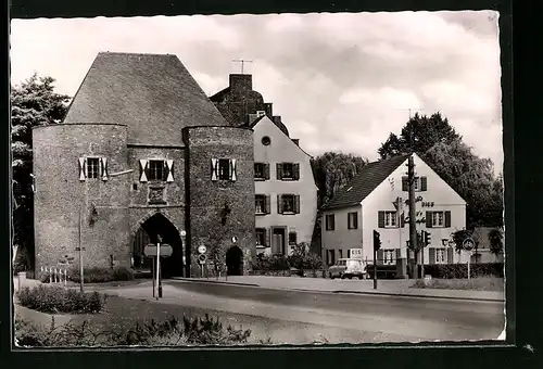 AK Bergheim /Erft, Strassenpartie mit Stadttor