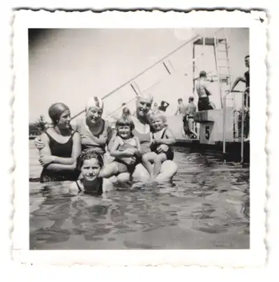 4 Fotografien Familie in einer Badeanstalt mit Badeanzügen, Kinder beim Planschen, Wasserrutsche