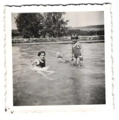 4 Fotografien Familie in einer Badeanstalt mit Badeanzügen, Kinder beim Planschen, Wasserrutsche