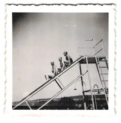 4 Fotografien Familie in einer Badeanstalt mit Badeanzügen, Kinder beim Planschen, Wasserrutsche