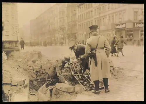 5 Fotografien Ansicht Berlin, Freikorps Strassenkampf, MG-Nest, Maschinengewehr-Stellung, Feldlazarett, hohe Offiziere