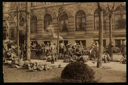 5 Fotografien Ansicht Berlin, Freikorps Strassenkampf, MG-Nest, Maschinengewehr-Stellung, Feldlazarett, hohe Offiziere