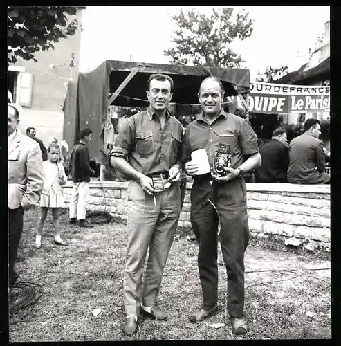 40 Fotografien Rudi Reilaender, Frankfurt / Main, Sportfotograf b. d. Arbeit, Fussballspiel VfB Stuttgart, Fahrradrennen