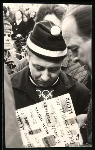 40 Fotografien Rudi Reilaender, Frankfurt / Main, Sportfotograf b. d. Arbeit, Fussballspiel VfB Stuttgart, Fahrradrennen