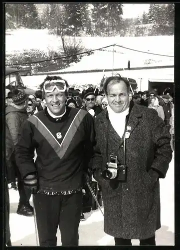 40 Fotografien Rudi Reilaender, Frankfurt / Main, Sportfotograf b. d. Arbeit, Fussballspiel VfB Stuttgart, Fahrradrennen