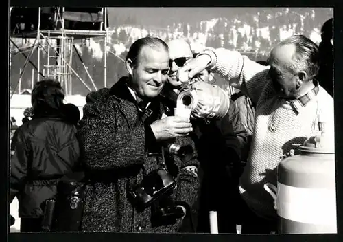 40 Fotografien Rudi Reilaender, Frankfurt / Main, Sportfotograf b. d. Arbeit, Fussballspiel VfB Stuttgart, Fahrradrennen