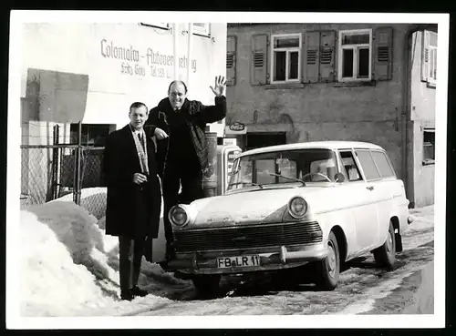 40 Fotografien Rudi Reilaender, Frankfurt / Main, Sportfotograf b. d. Arbeit, Fussballspiel VfB Stuttgart, Fahrradrennen