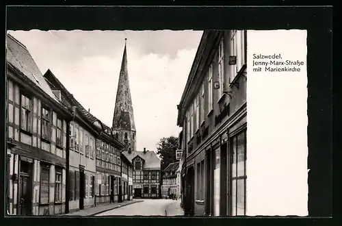 AK Salzwedel, Jenny-Marx-Strasse mit Marienkirche und Fachwerkhäusern