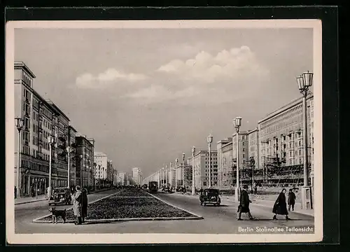 AK Berlin, Stalinallee mit Passanten und Autos