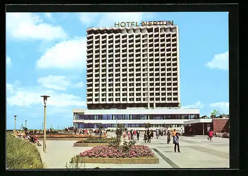 AK Rostock-Warnemünde, Hotel Neptun mit Blumenkästen