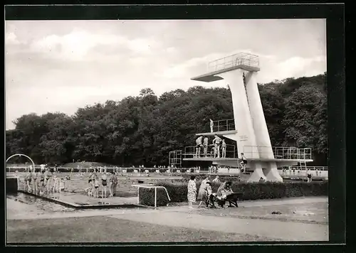 AK Weissenfels, Volksschwimmbad mit Sprungturm und Badegästen