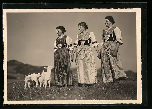 AK Sonntag im Appenzellerland, Damen in Tracht