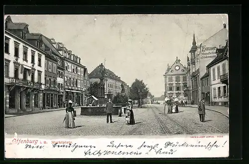 AK Offenburg i. B., Marktplatz mit Passanten