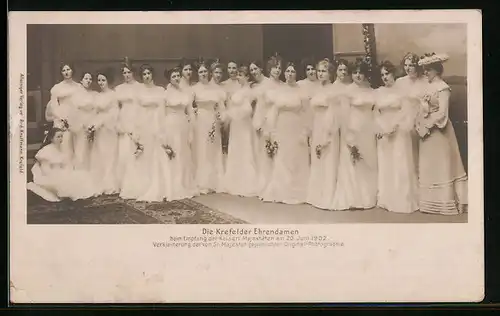AK Krefeld, Portrait der Krefelder Ehrendamen beim Empfang der kaiserl. Majestäten 1902