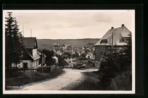 AK Carlsfeld /Erzgeb., Strassenpartie mit Blick in den Stadtteil