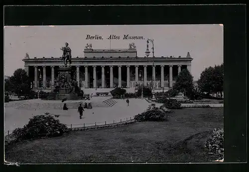 AK Berlin, Altes Museum mit Standbild