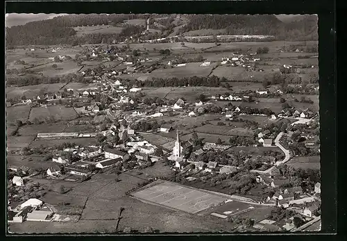AK Roetgen /Eifel, Fliegeraufnahme des Ortes mit Fussballfeld und Kirche