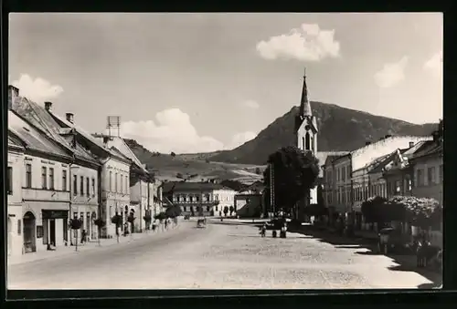 AK Dolný Kubín, Strassenpartie mit Kirche