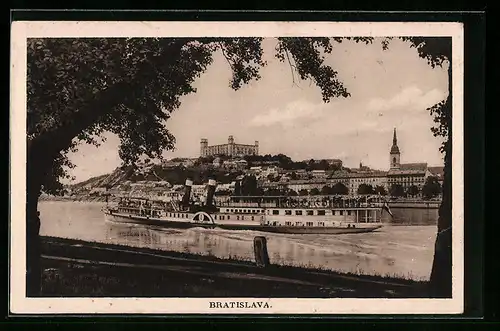 AK Bratislava, Uferpartie mit Kirche und Dampfer