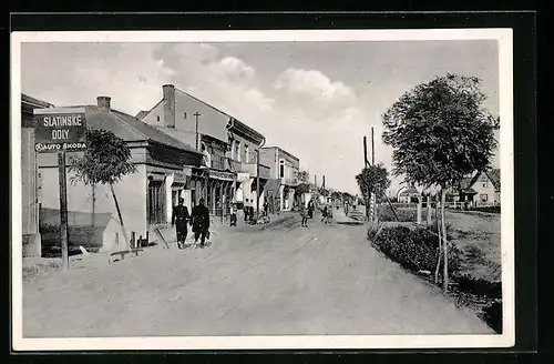AK Slatinské Doly, Strassenpartie mit Passanten am Ortseingang