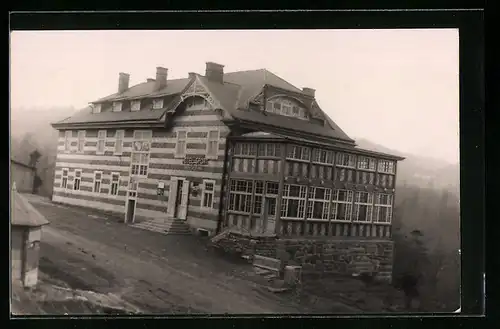 Foto-AK Uzok, Hotel Sport mit Strasse