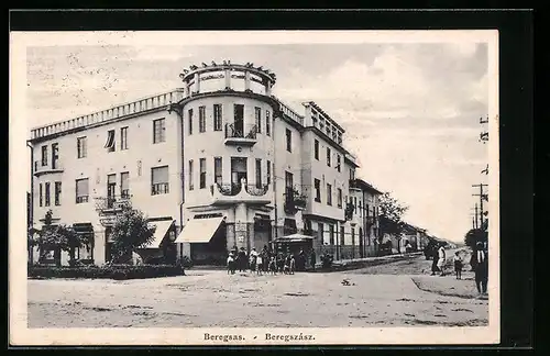 AK Beregszász, Strassenpartie an einer Kreuzung, Eckhaus mit Rotunde