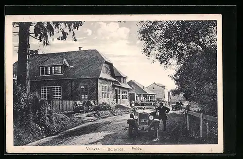 AK Volovec, Strassenpartie mit Automobil und Fahrer