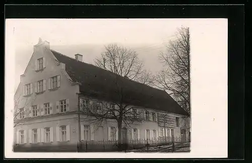 Foto-AK Schwabmünchen, Mehrfamilienhaus mit Spalier im Winter