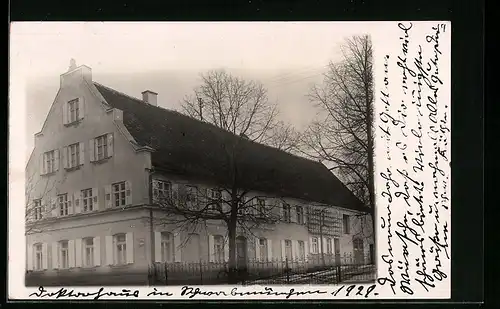 Foto-AK Schwabmünchen, Mehrfamilienhaus mit Spalier im Winter