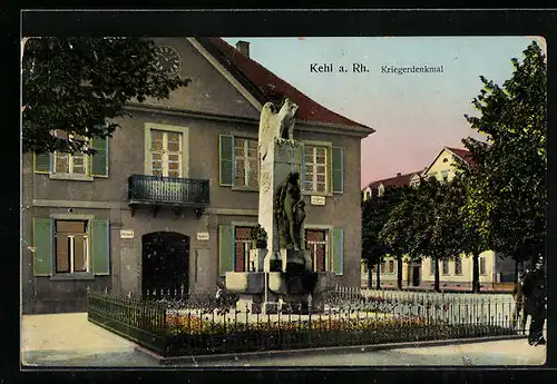 Goldfenster-AK Kehl a. Rh., Blick auf Kriegerdenkmal, Haus mit leuchtenden Fenstern